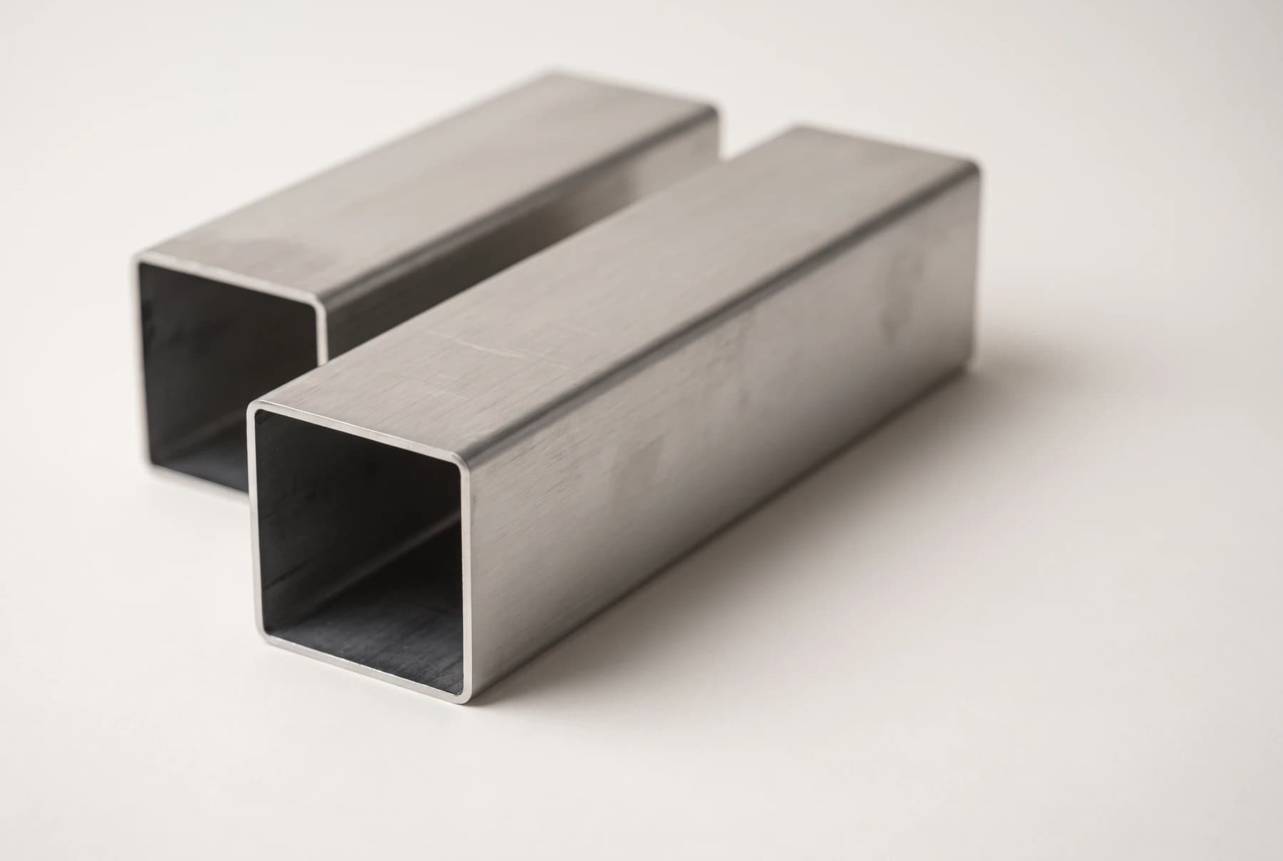 بروفيل ⁦40x40⁩ من الفولاذ المقاوم للصدأ ⁦0.5–1.5 mm⁩